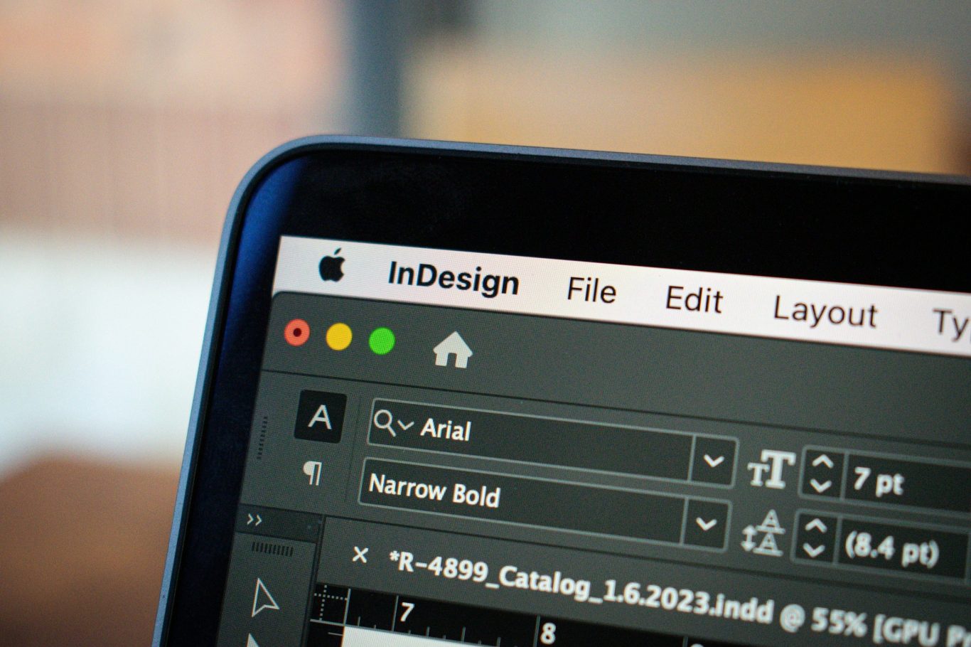 Screenshot von Adobe InDesign mit geöffnetem Dokument und Schriftartenoptionen. Screenshot von Adobe InDesign mit geöffnetem Dokument und Schriftartenoptionen.