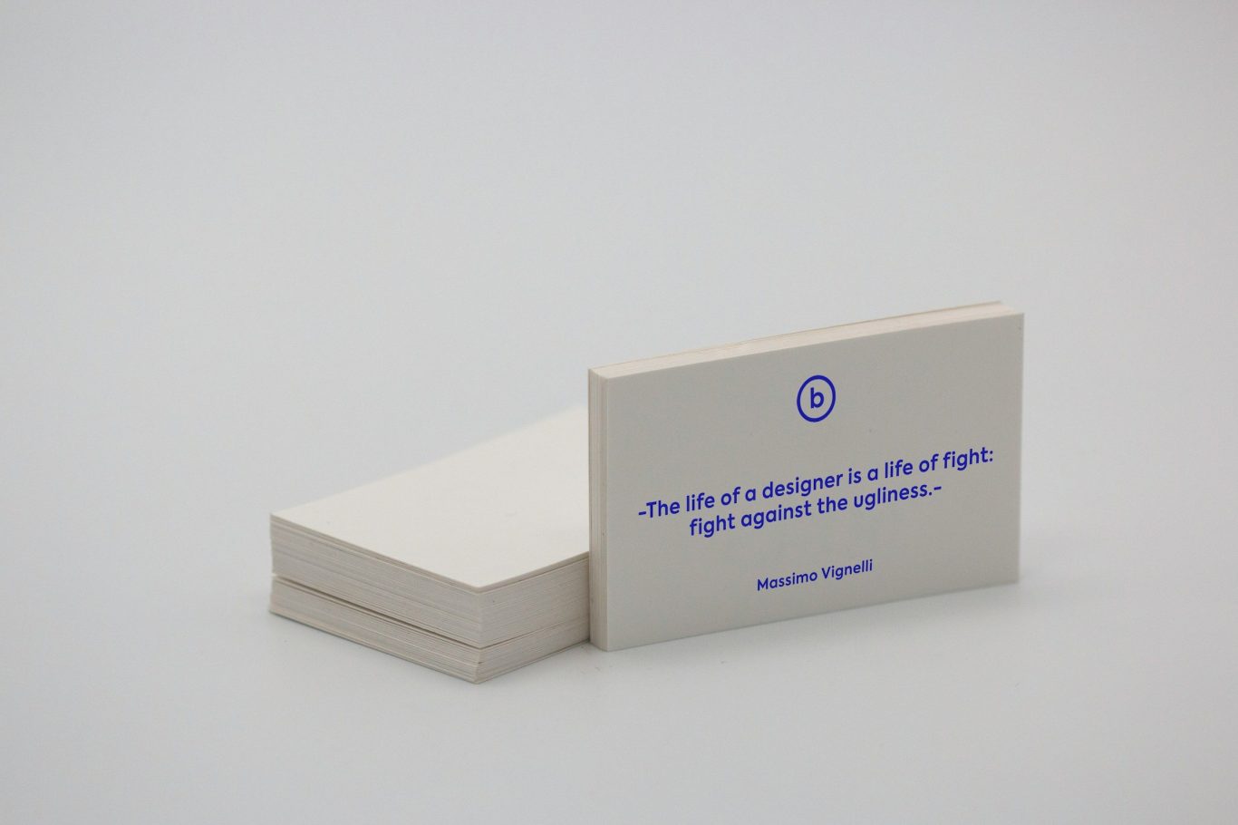 Helle Visitenkarten mit inspirierendem Zitat in blauer Schrift. Helle Visitenkarten mit inspirierendem Zitat in blauer Schrift.