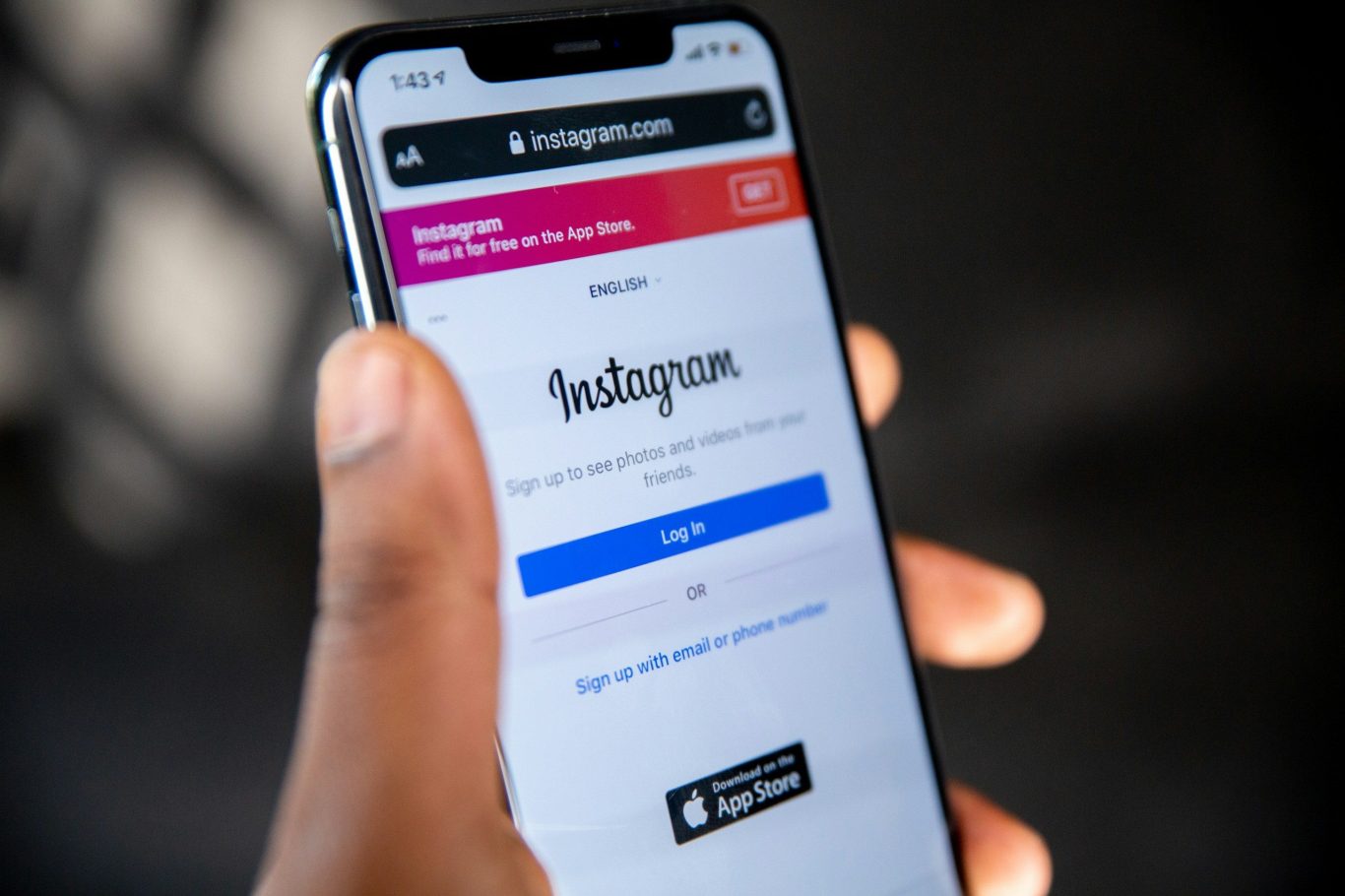 Ein Hand hält ein Smartphone, auf dem die Instagram-Anmeldeseite angezeigt wird. Ein Hand hält ein Smartphone, auf dem die Instagram-Anmeldeseite angezeigt wird.