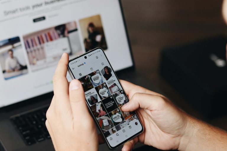 Eine Person hält ein Smartphone und betrachtet Bilder auf dem Bildschirm.