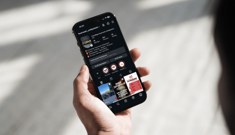 Handy mit Instagram geöffnet Handy mit Instagram geöffnet