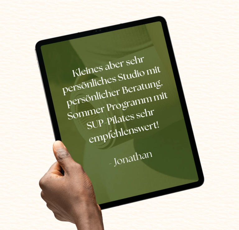 Hand hält ein Tablet mit Text über persönliches Coaching-Programm für Sommer.